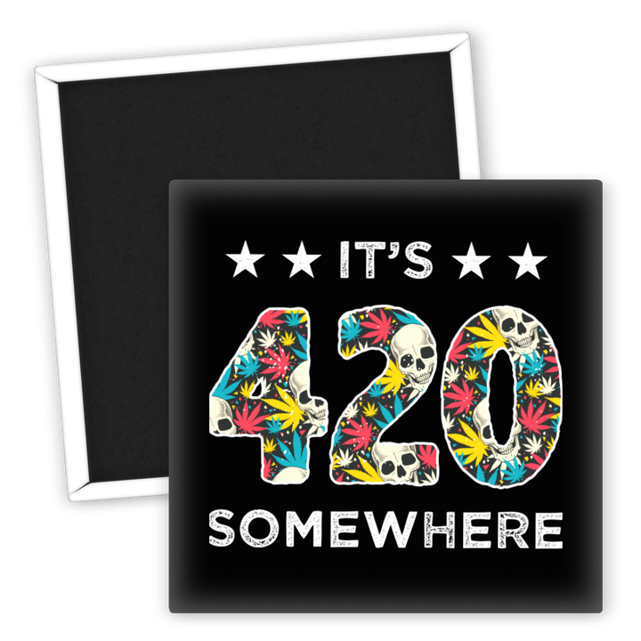 Zum Produkt Kühlschrankmagnet 420 Somewhere mit Skull und Hanfmotiv