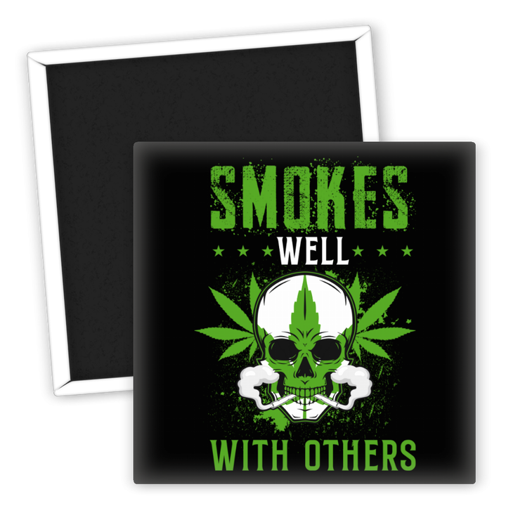 Zum Produkt Kühlschrankmagnet Smokes Well With Others Skull Weed Design