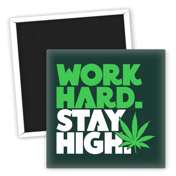 Zum Produkt Kühlschrankmagnet Work Hard Stay High mit Hanfblattmotiv