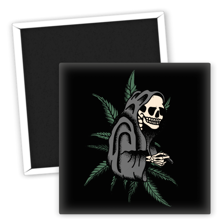 Zum Produkt Kühlschrankmagnet Totenkopf mit Grasmotiv für Weed-Liebhaber