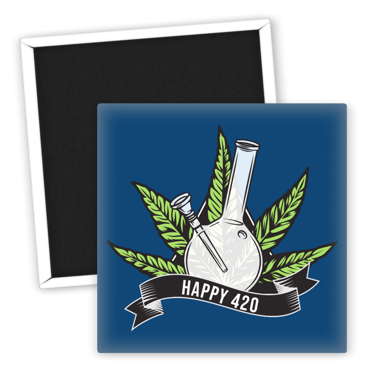 Zum Produkt Kühlschrankmagnet Happy 420 mit Weed Motiv und Pflanzenblättern