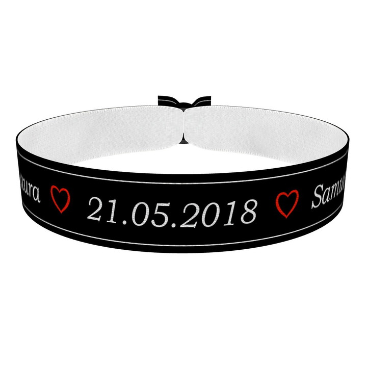 Zum Produkt Datum mit Namen Stoffarmband