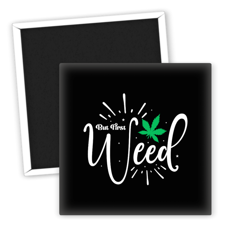 Zum Produkt Kühlschrankmagnet But First Weed mit Hanfblatt Design