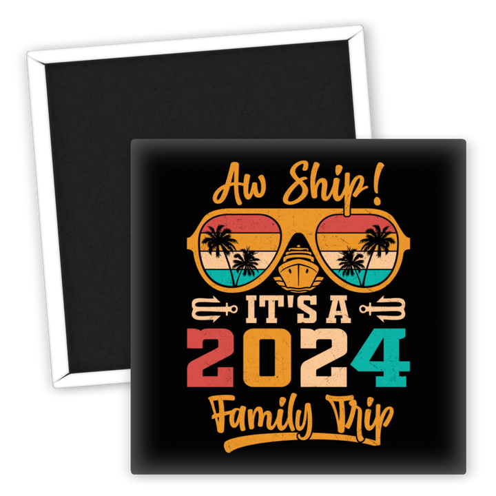 Zum Produkt Kühlschrankmagnet Aw Ship 2024 Family Trip mit Palmenmotiv