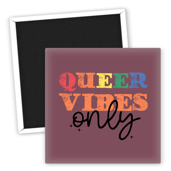 Zum Produkt Queer Vibes Only Kühlschrankmagnet in buntem Design