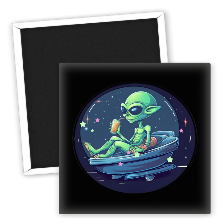 Zum Produkt Kühlschrankmagnet Alien im Raumschiff mit Getränk und Sternen