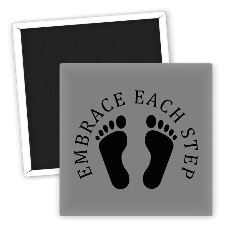 Zum Produkt Kühlschrankmagnet Spruch Embrace Each Step mit Fußabdrücken