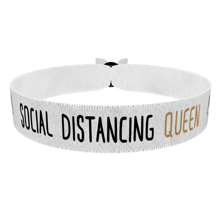Zum Produkt Social Distancing Queen weiß Stoffarmband