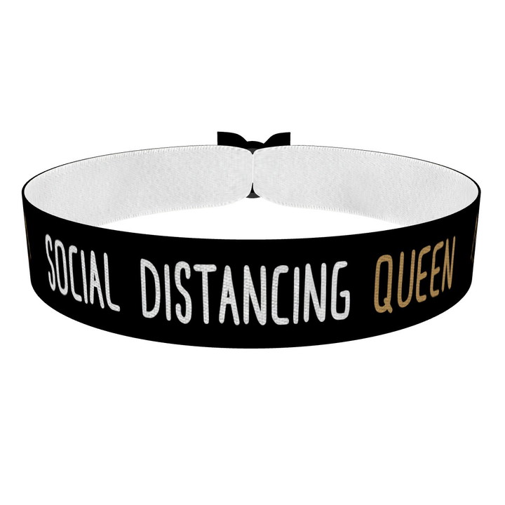Zum Produkt Social Distancing Queen schwarz Stoffarmband