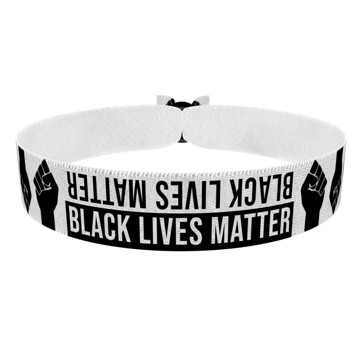 Zum Produkt BLM Text Fäuste schwarz/weiß Stoffarmband