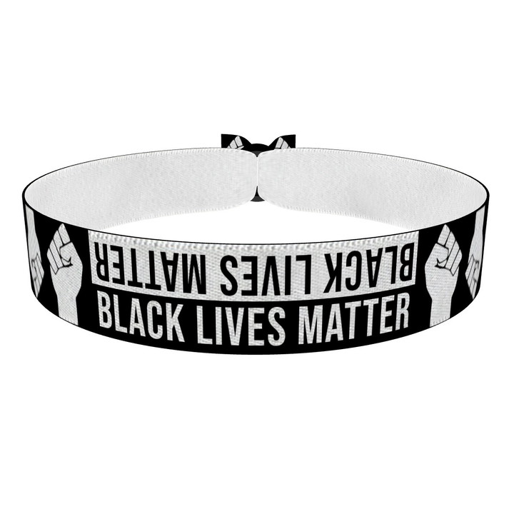 Zum Produkt BLM Text Fäuste schwarz/weiß Stoffarmband
