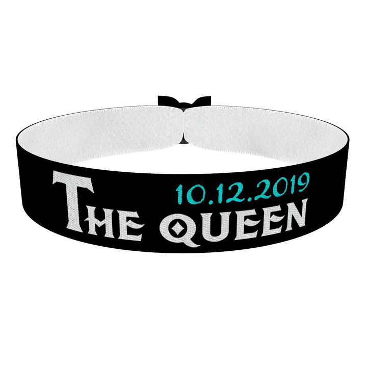 Zum Produkt The Queen Datum Stoffarmband