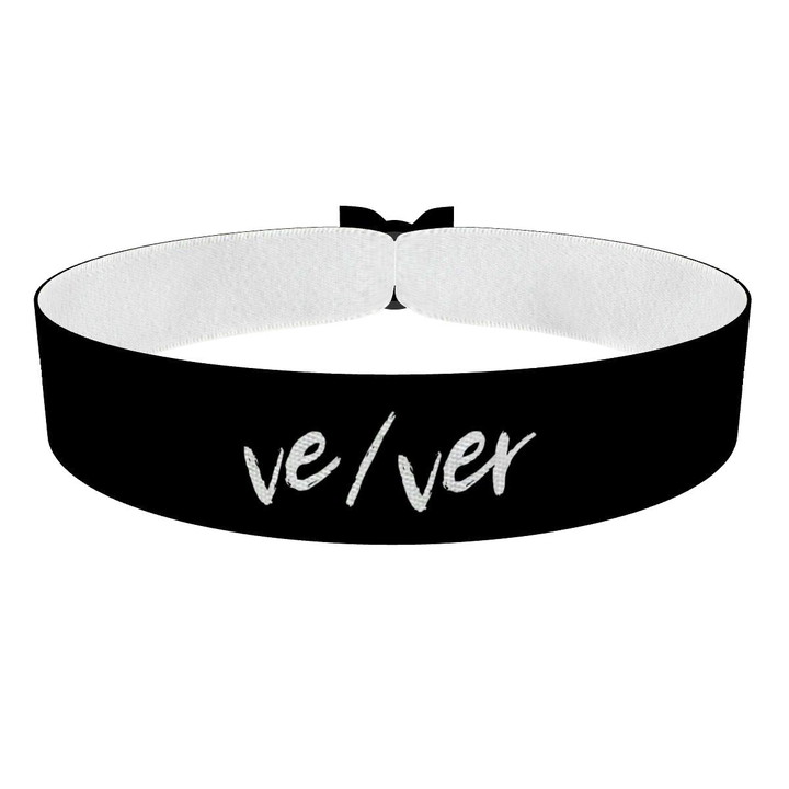 Zum Produkt LGBTQ Pronoun ve/ver Stoffarmband