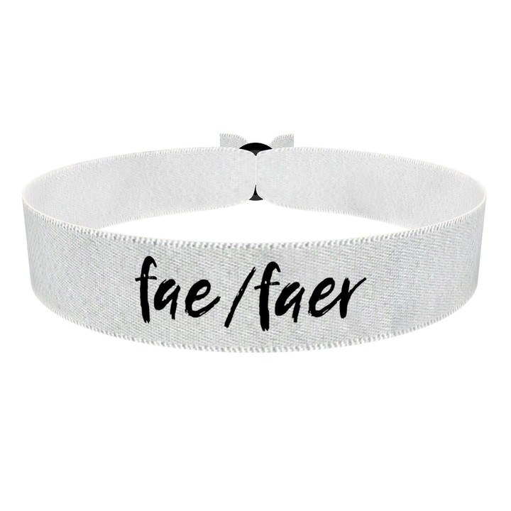 Zum Produkt LGBTQ Pronoun fae/faer weiß Stoffarmband