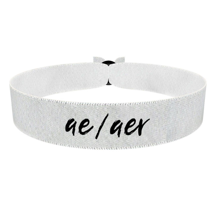 Zum Produkt LGBTQ Pronoun ae/aer weiß Stoffarmband