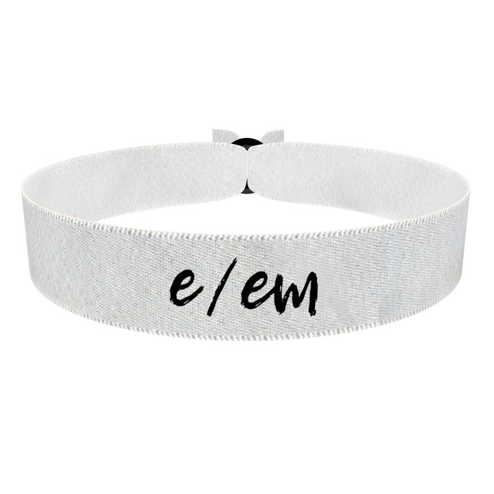 Zum Produkt LGBTQ Pronoun e/em weiß Stoffarmband