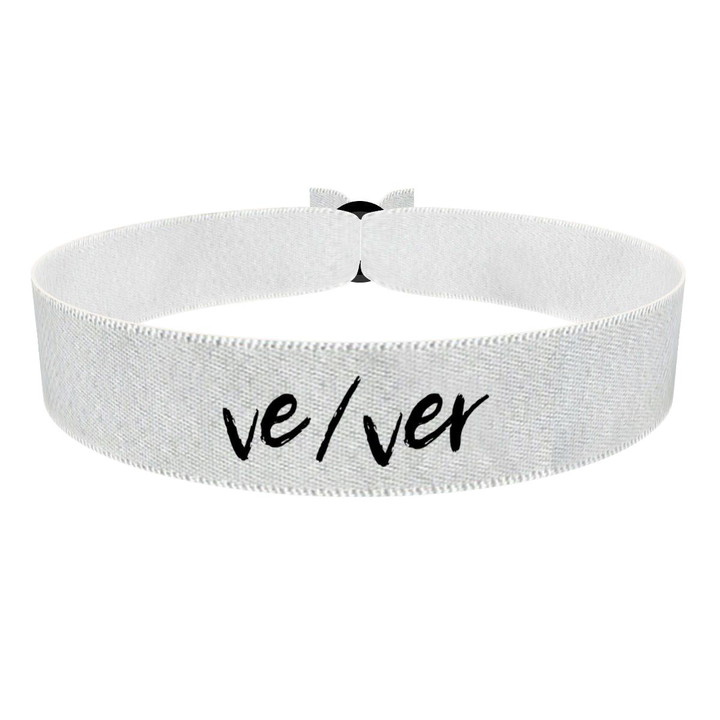 Zum Produkt LGBTQ Pronoun ve/ver weiß Stoffarmband