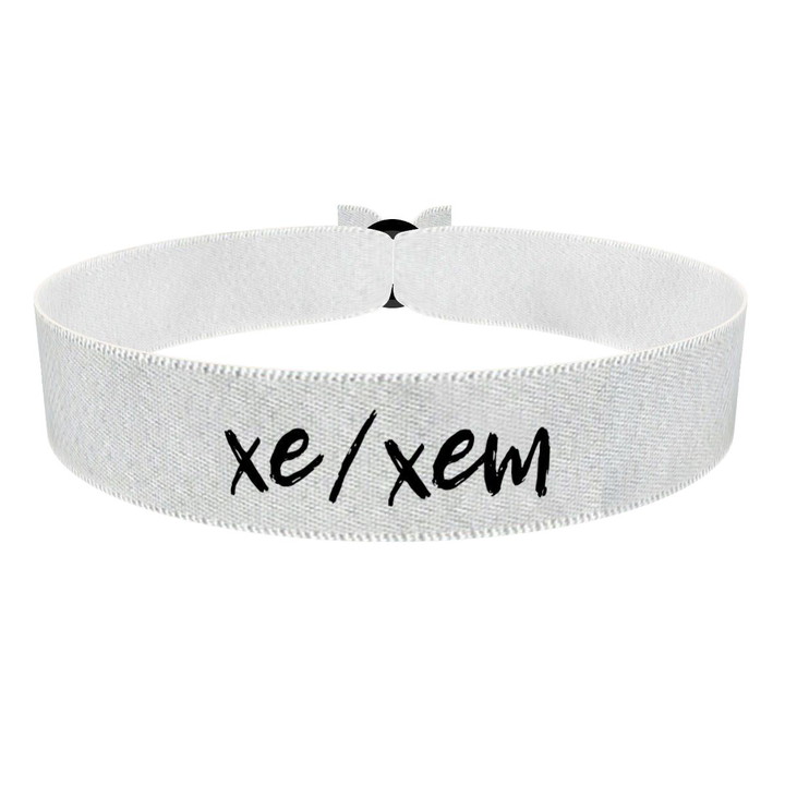Zum Produkt LGBTQ Pronoun xe/xem weiß Stoffarmband