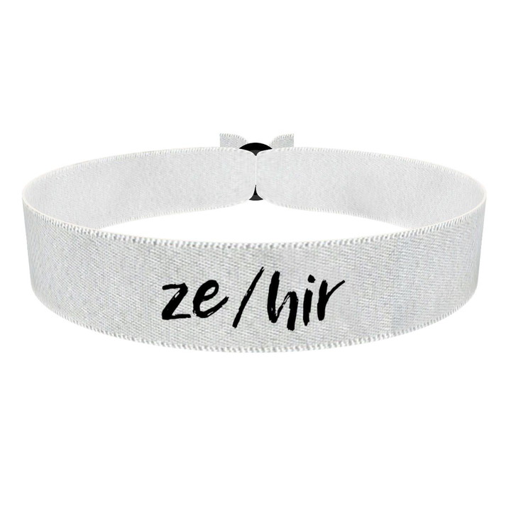 Zum Produkt LGBTQ Pronoun ze/hir weiß Stoffarmband