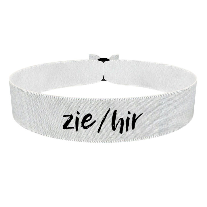 Zum Produkt LGBTQ Pronoun zie/hir weiß Stoffarmband