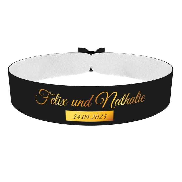 Zum Produkt Hochzeits-Stoffarmband mit Namen & Datum schwarz/gold