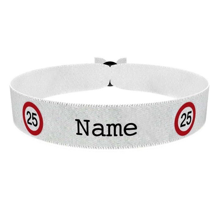 Zum Produkt Geburtstag Straßenschild mit Jahr und Name Stoffarmband weiß