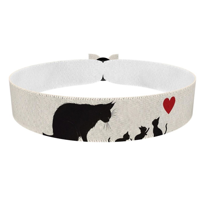 Zum Produkt Katzenliebhaber Stoffarmband mit Herzmotiv aus liebevollen Katzen
