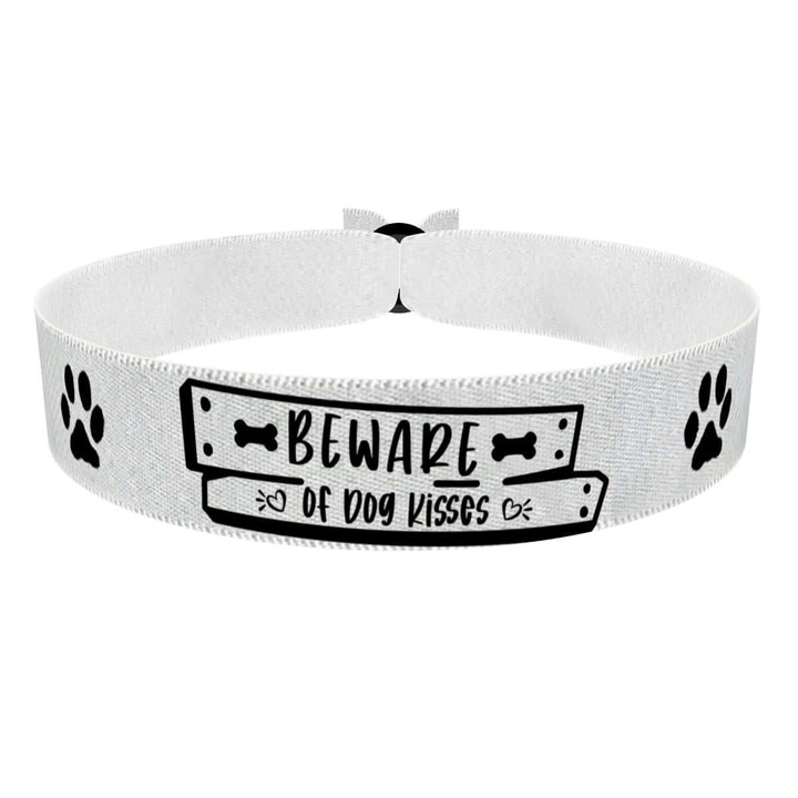 Zum Produkt Stoffarmband für Hundeliebhaber mit Pfotenmotiven