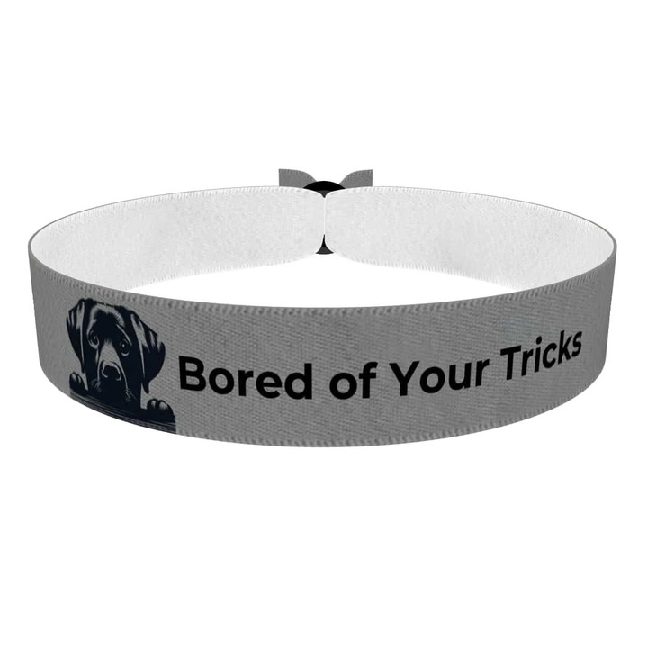 Zum Produkt Stoffarmband für Hundeliebhaber mit Bored of Your Tricks Motiv