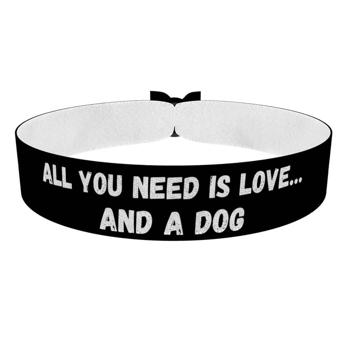 Zum Produkt Stoffarmband All You Need is Love and a Dog für Hundeliebhaber