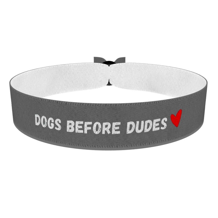 Zum Produkt Stoffarmband Dogs Before Dudes für Hundeliebhaber