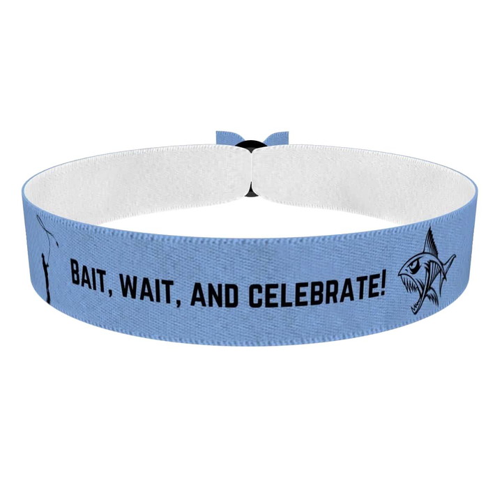 Zum Produkt Stoffarmband mit Bait Wait and Celebrate Motiv für Angler