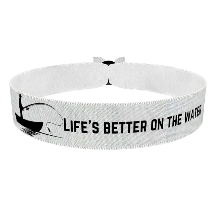 Zum Produkt Stoffarmband mit Motiv Life's Better on the Water Angeln