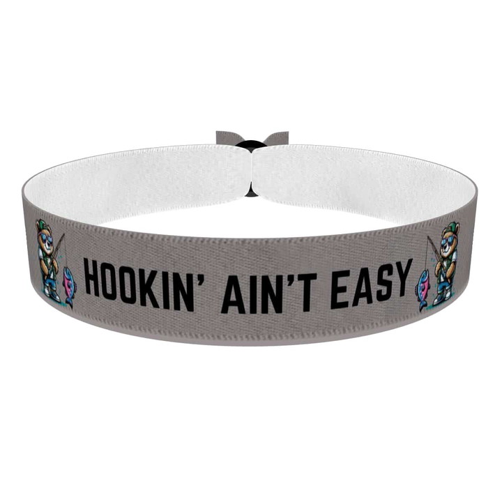 Zum Produkt Stoffarmband Hookin' Ain't Easy für Angler und Fischliebhaber