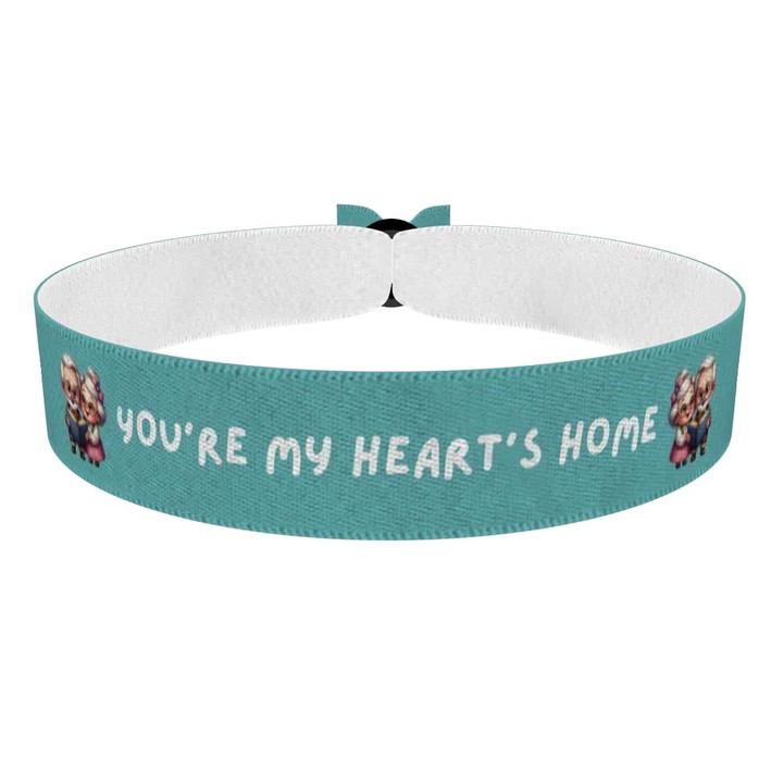 Zum Produkt Stoffarmband mit liebevollem Design für besondere Momente