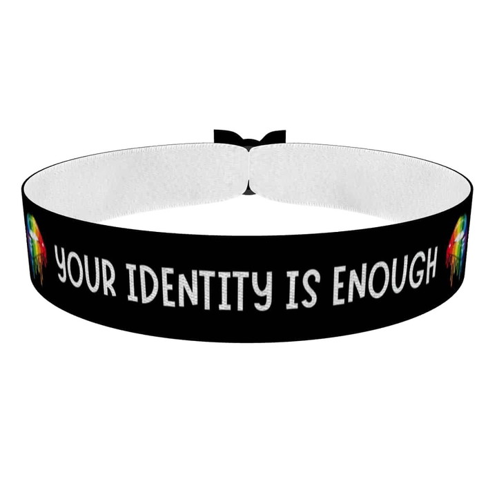 Zum Produkt Stolzes LGBTQ Motiv Deine Identität ist genug Stoffarmband