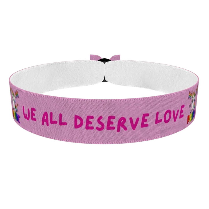 Zum Produkt We All Deserve Love Stoffarmband