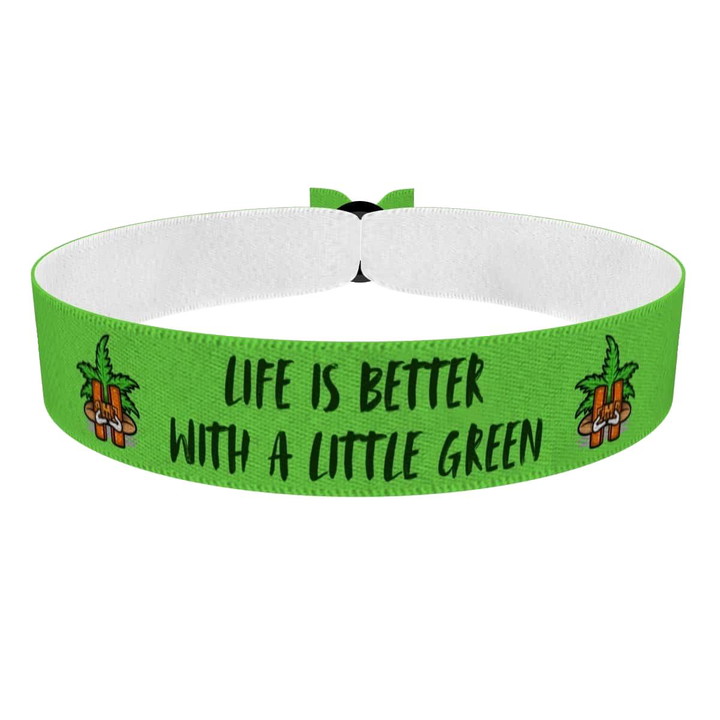 Zum Produkt Stoffarmband mit grünem Hanfmotiv für entspannte Tage