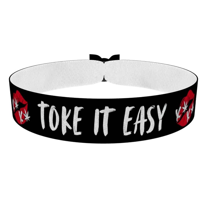 Zum Produkt Kuss Lippen mit Hanfblättern Stoffarmband
