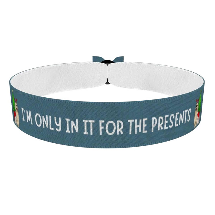 Zum Produkt Weihnachtliches Motiv mit Hund und Baum Stoffarmband