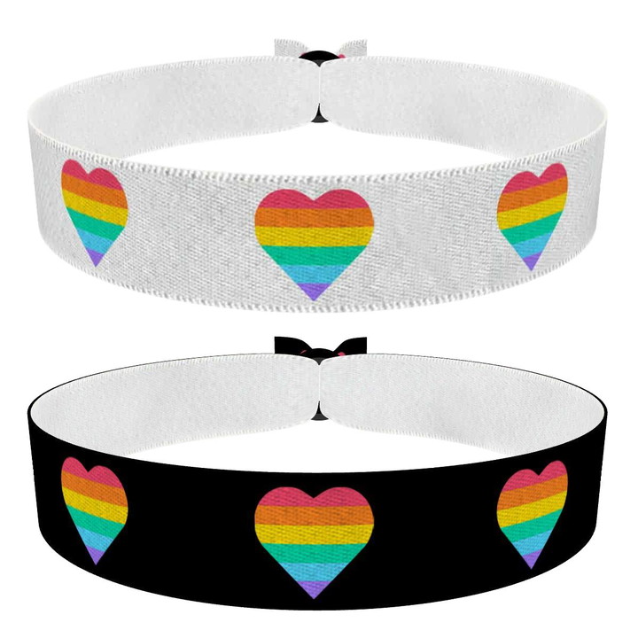 Zum Produkt LGBTQ Rainbow Hearts Stoffarmbänder Set in weiß und schwarz