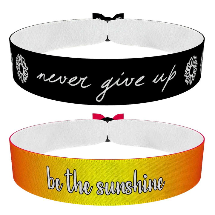 Zum Produkt 2er Set Never give up Be the sunshine Stoffarmbänder für Motivation