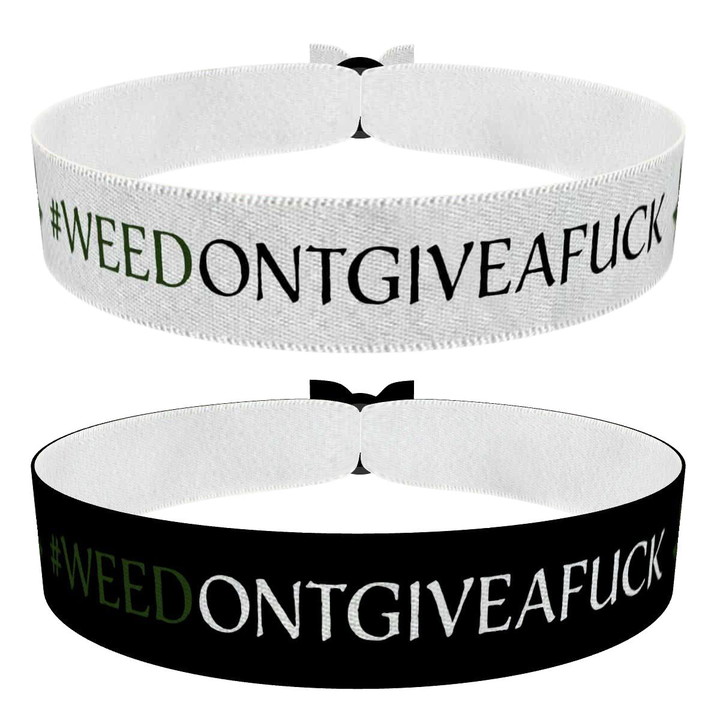 Zum Produkt WEEDont give a Fuck 2er Set weiß und schwarz Stoffarmbänder